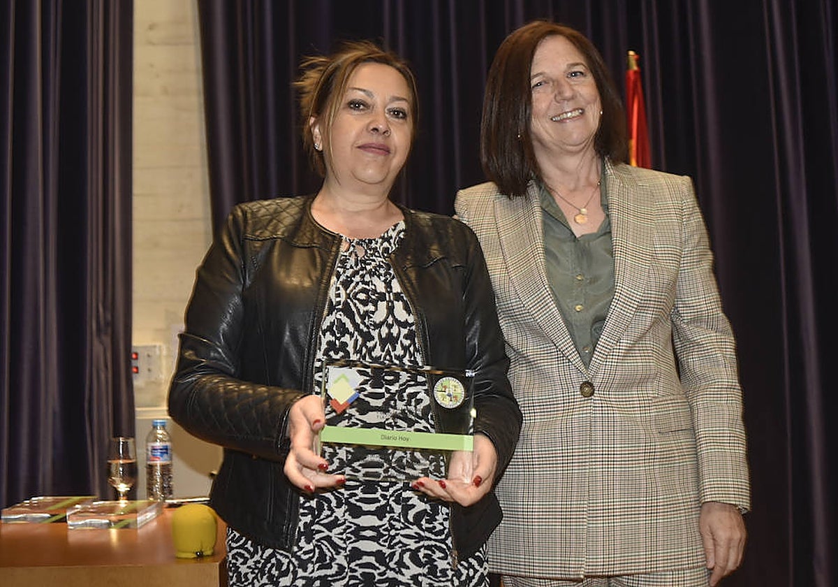 Mar Domínguez, directora de HOY, recibe el reconocimiento de la UEx.