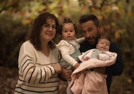 Nazaret y Alberto con sus dos hijas.