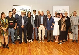 Felipe Vela, en el centro, con otros candidatos de Levanta Cáceres y el regionalista Pedro Cañada.