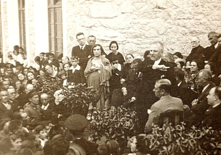 Año 1935. Intervención de León Leal en la inauguración de las Escuelas de Casar de Cáceres. A la izquierda, vestido con túnica, está el maestro Helénides de Salamina