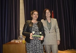 Mar Domínguez, directora de HOY, recibe la placa de la UEx