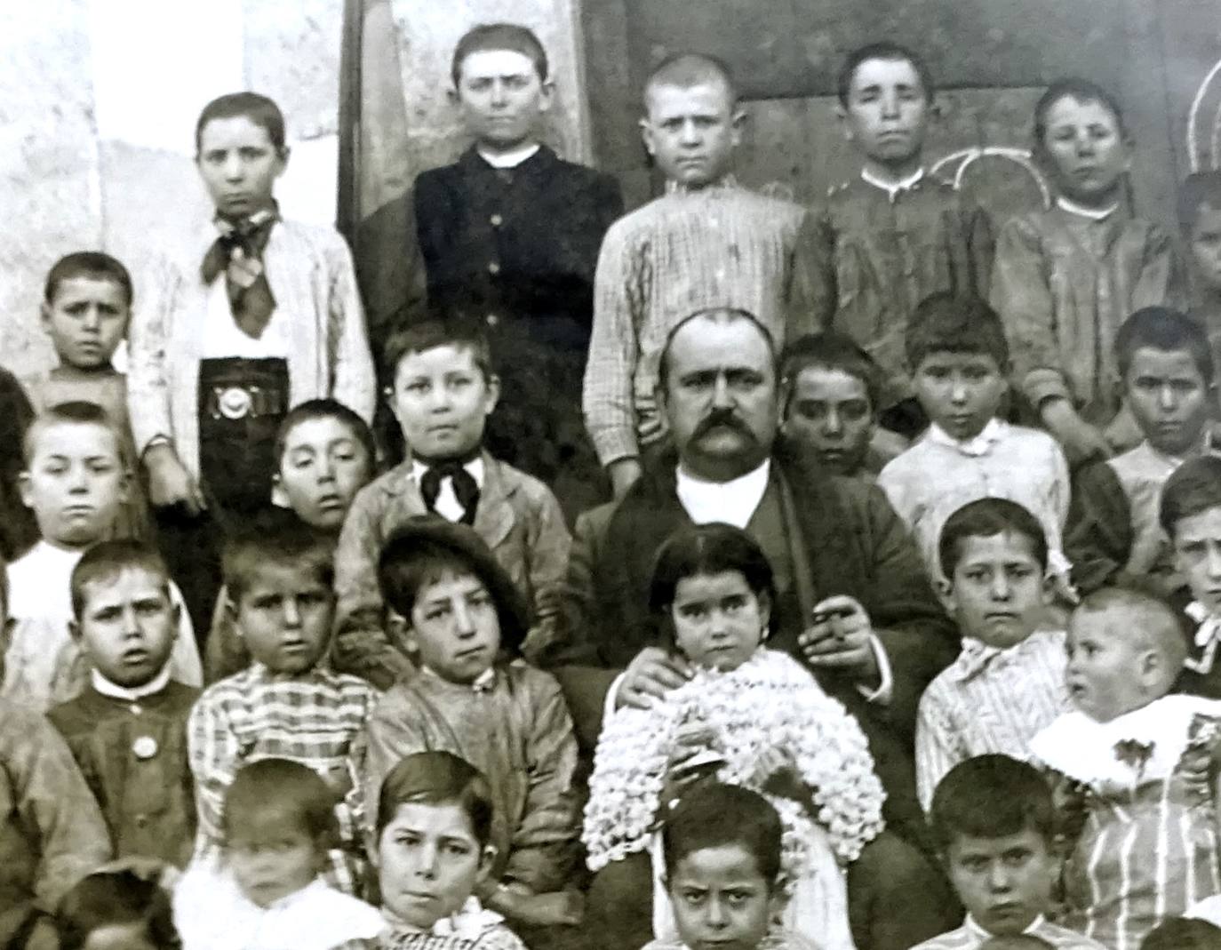 1915. El maestro don Paco con su puro, entre sus alumnos de Guijo de Granadilla.