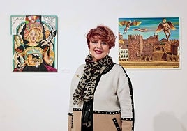 Carmina Santos, comisaria de la exposición, entre los cuadros de Ana H. de San Pedro (que se vende a 1.100 euros) y Juan Jiménez Parra (150 euros).