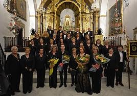 Componentes y directores de la Coral Frexnense al finalizar el concierto