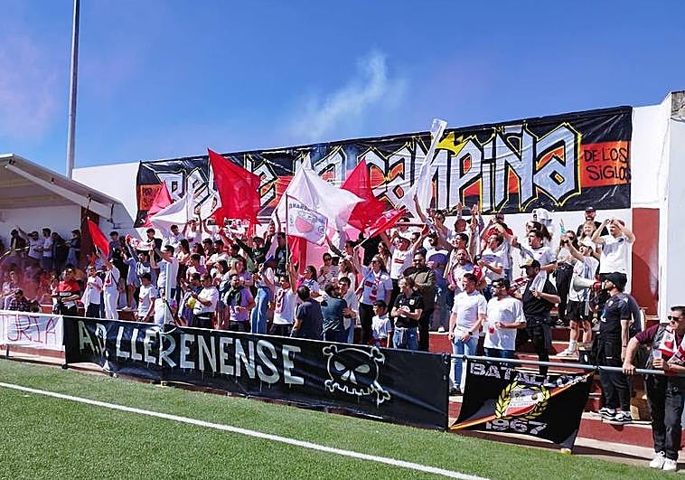 La afición del Llerenense celebrando el ascenso.