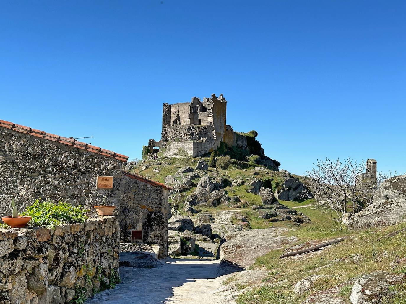 Camino del castillo en Trevejo