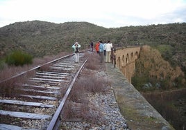 Imagen de la vía en la Ruta de la Plata tras su abandono.