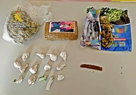 Droga intervenida a los tres vecinos de Barcarrota tras un control en Almendral.