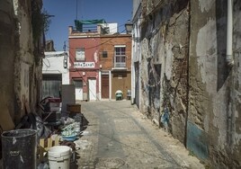 Casas abandonadas, infraviviendas y basuras acumuladas en la calle Encarnación.