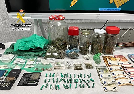 Material decomisado por la Guardia Civil en Rosalejo.