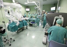 Imagen de la presentación del robot Da Vinci en el Centro de Cirugía de Mínima Invasión de Cáceres.