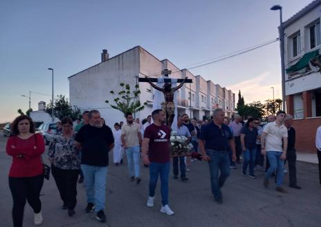 Imagen secundaria 1 - Vecinos de Abertura con su Cristo en procesión.