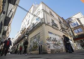 Confluencia de Pintores con Moret y estado en el que se encuentra uno de los edificios.