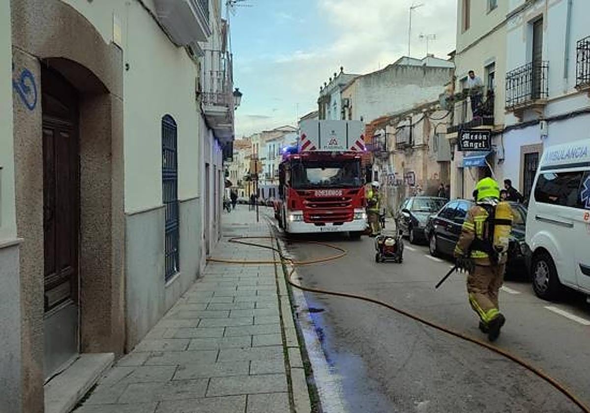 Los bomberos apagaron el pasado febrero un incendio en el inmueble okupado.