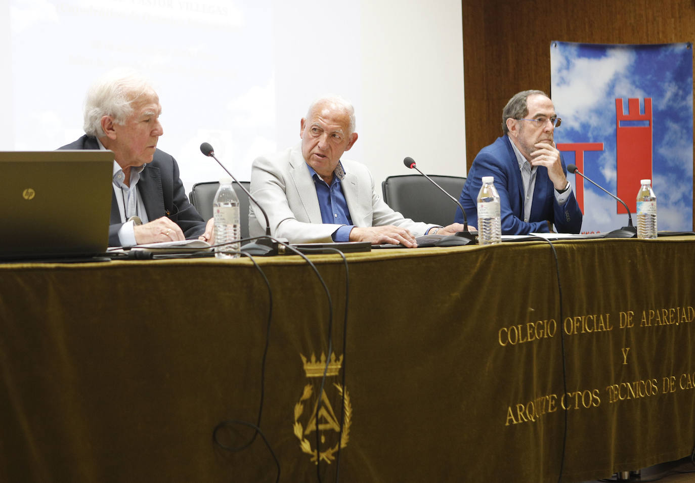Conferencia sobre el complejo-minero industrial de Aldea Moret a cargo de José Pastor Villegas en el colegio de Aparejadores.