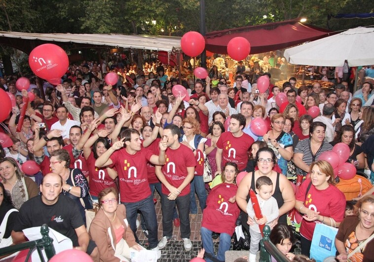 Concentración de apoyo a la candidatura de Cáceres 2016 celebrada en Cánovas en septiembre de 2010.