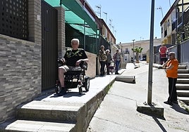 José Pereira y otros vecinos en la calle Amado Nervo, en el Cerro de Reyes, llena de desniveles, escaleras, rampas y la farola.