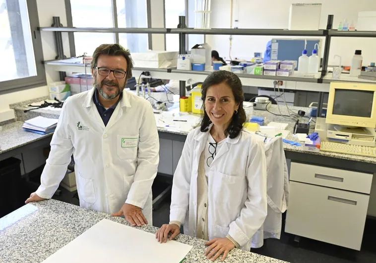 Los investigadores Adrián Llerena y Eva Peñas en el Inube, en Badajoz.