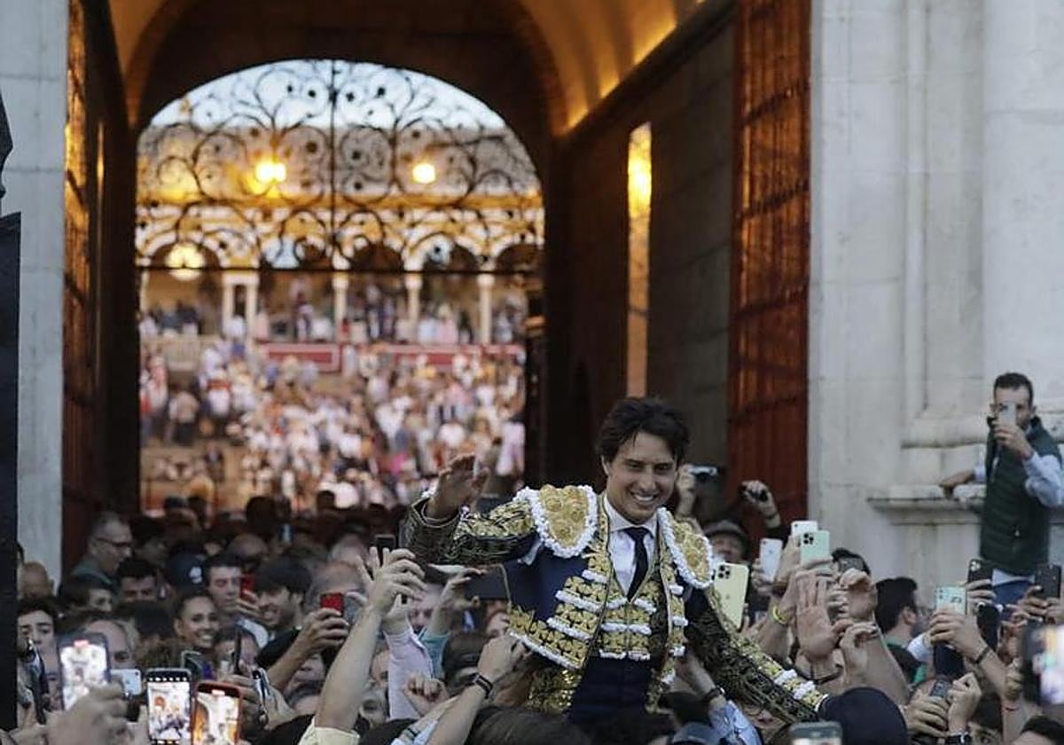 Roca Rey sale a hombros por la Puerta del Príncipe de la Maestranza de Sevilla