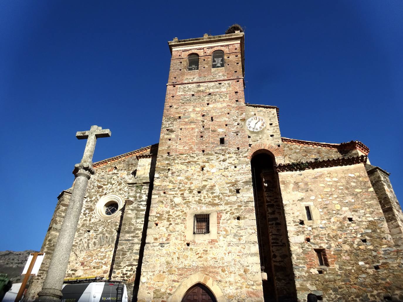 La impresionante iglesia de San Juan Bautista de Berzocana en la que se guardan las reliquias de san Fulgencio y santa Florentina.