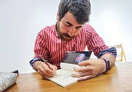 Felipe Barrás dedica un ejemplar de su nueva obra bibliográfica.