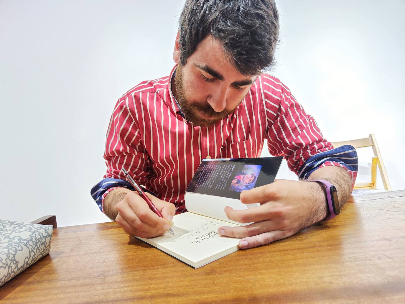 Felipe Barrás dedica un ejemplar de su nueva obra bibliográfica.