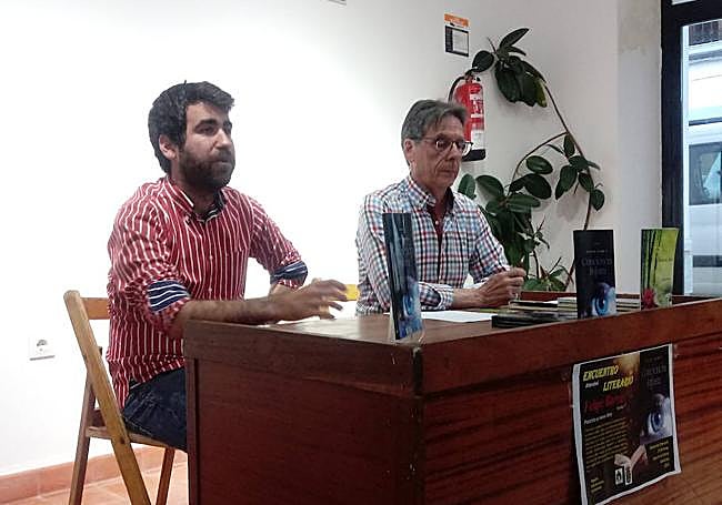 Felipe Barrás, junto al coordinador del Club de Lectura, Manuel Piñana.
