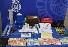 Imagen del dinero y la droga intervenidos en el registro de la vivienda.