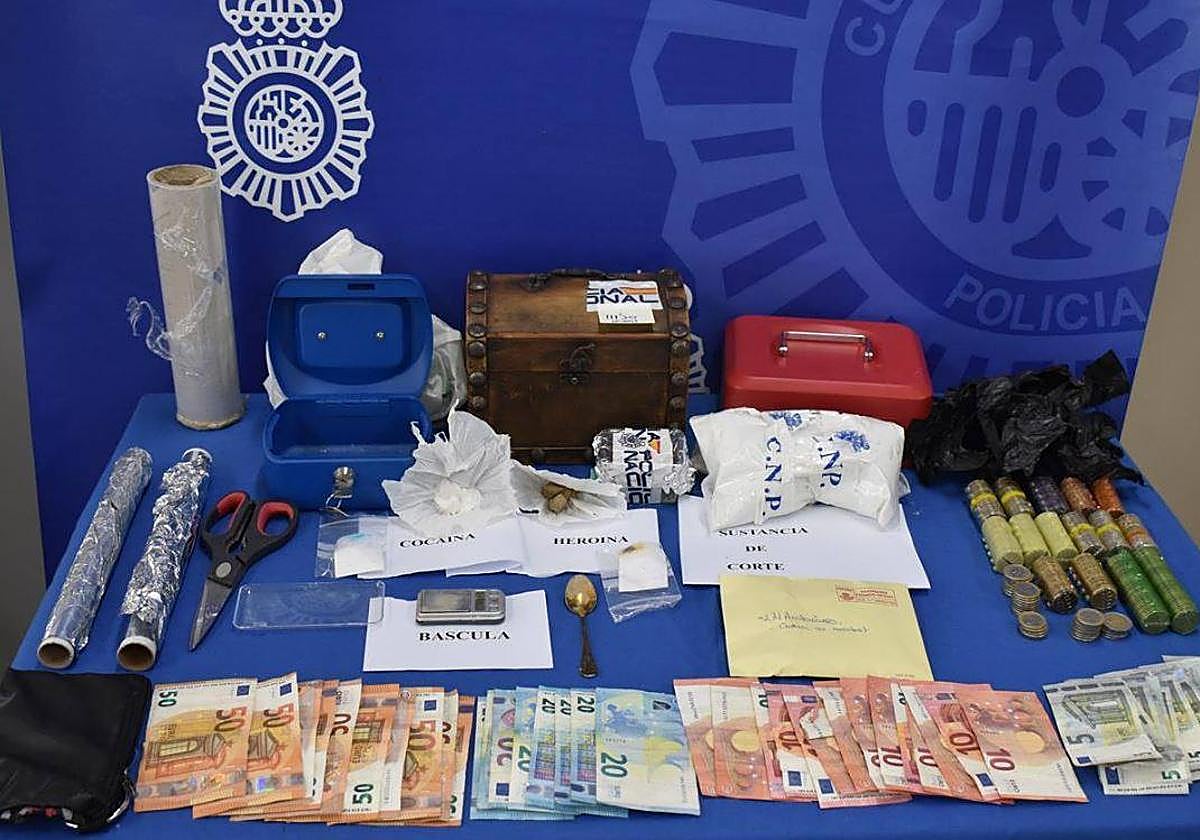 Imagen del dinero y la droga intervenidos en el registro de la vivienda.
