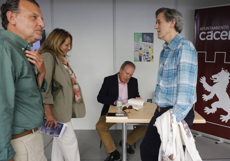 Álvaro Valverde durante la firma de su último libro.