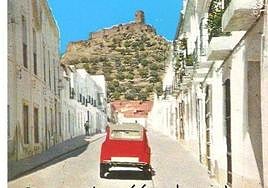 Cartel elaborado desde Alconchel con un 2CV antiguo en la calle Corredera.