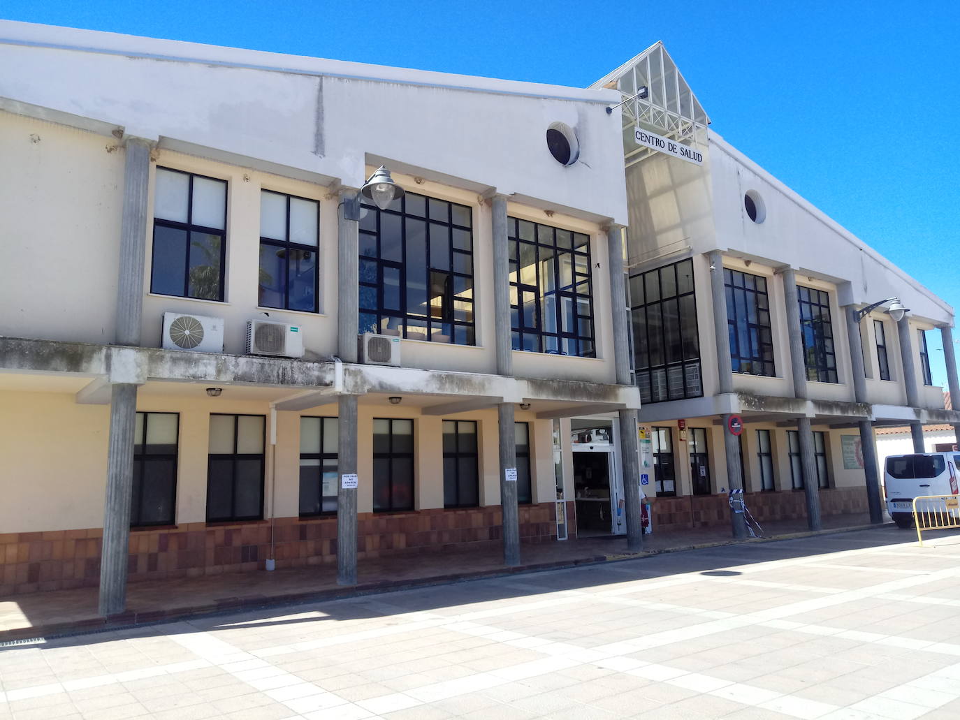 Fachada principal del Centro de Salud de Alconchel.