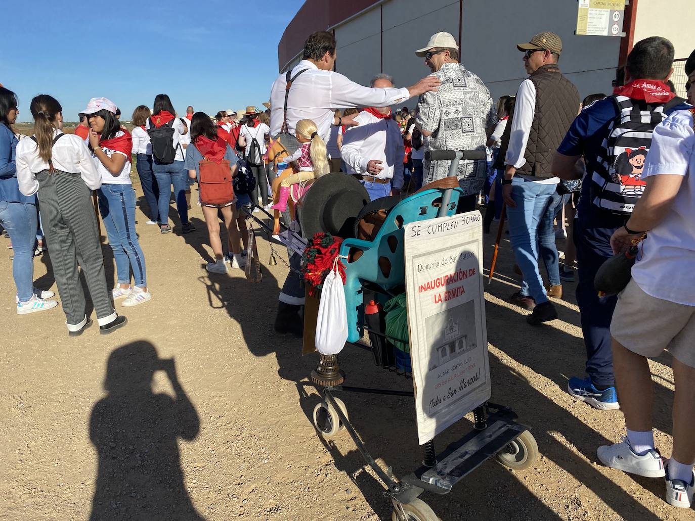 Romeros y carretas hacen el camino de San Marcos en Almendralejo (I)