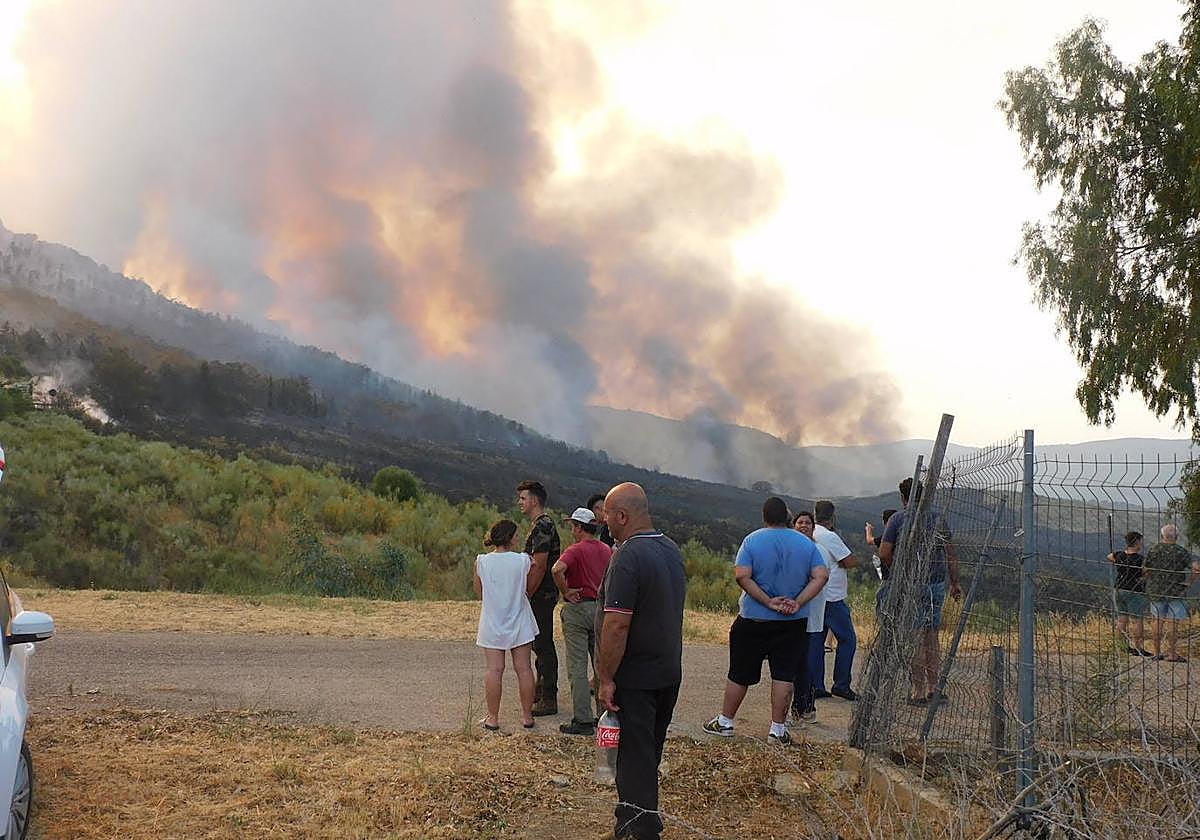 Vecinos presenciando el incendio de Casas de Miravete el pasado verano.