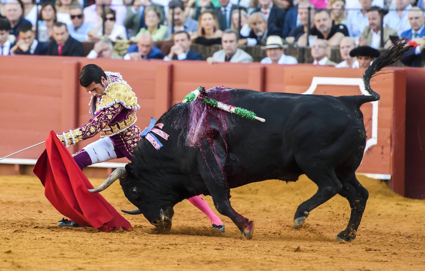 Emilio de Justo da un pase al primero de su lote, al que desorejó. 