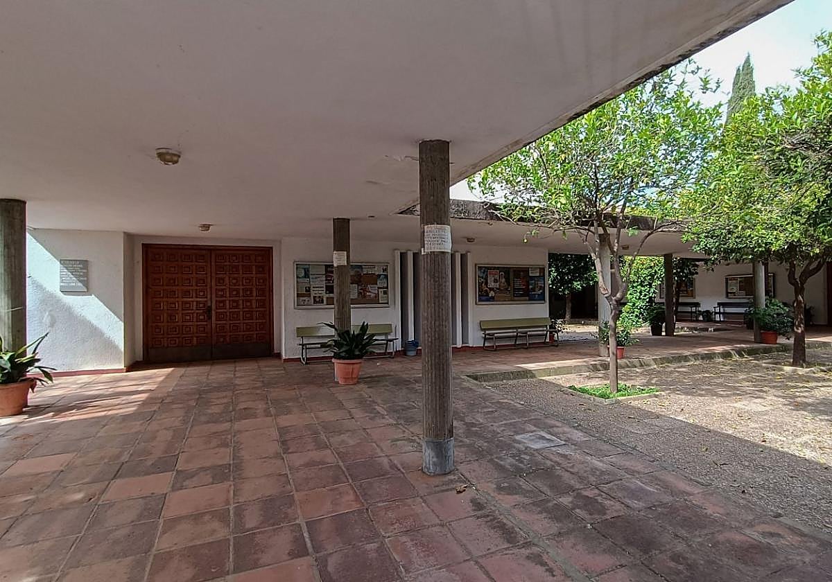 Porche interior de la parroquia, que está en la calle Augusto Vázquez.