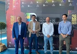 De izquierda a derecha, alcalde de Alconchel, junto a los de Villanueva del Fresno, Almendral y Valverde de Leganés, hoy en la celebración del Día de la Provincia en Monesterio.