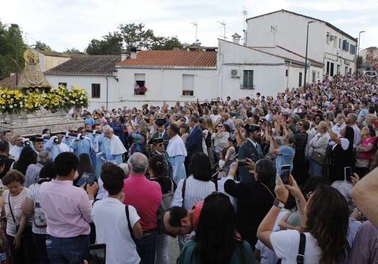 Mucho público en Fuente Concejo a la llegada de la patrona.