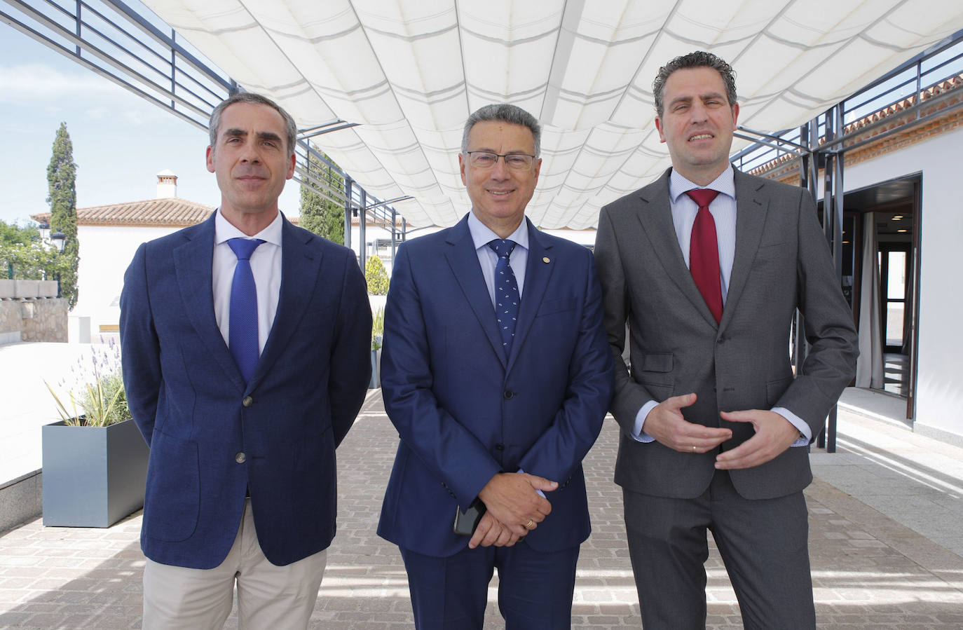 Fernando Rincón, director oficinas Mapfre, José Domingo Gutiérrez, director territorial de Mapfre Extremadura y Eusebio Fernández- Cortés, comunicación de Cajalmendralejo