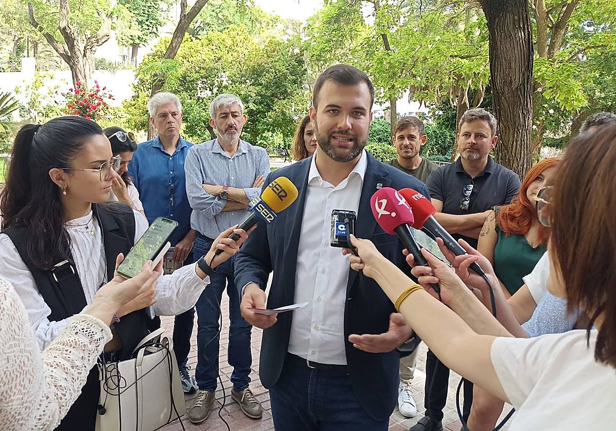 Luis Salaya atendió a los medios en el parque de Gloria Fuertes de Cáceres.