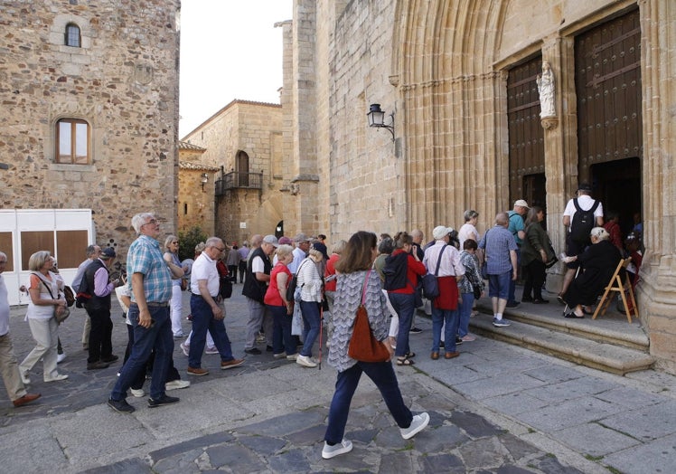 Turistas y cacereños se mezclan estos días en Santa María.