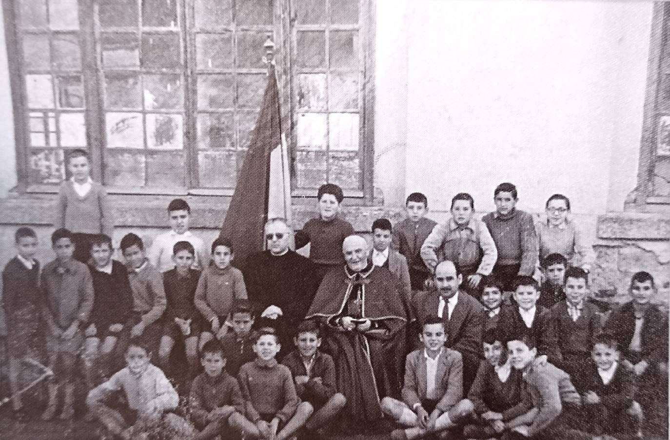 Año 1959. Visita del obispo Llopis Ivorra al Colegio Virgen de Guadalupe, más conocido por El Madruelo.