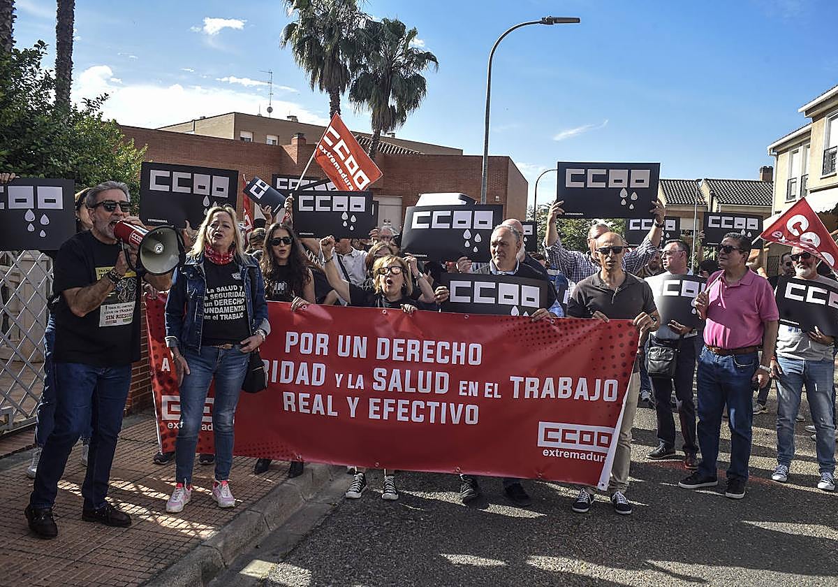 Protesta ante la sede de la Creex en Badajoz para reclamar más medidas de seguridad laboral.