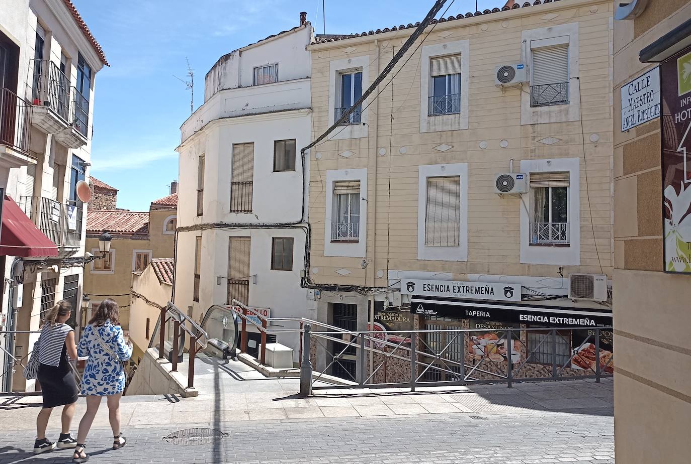 En 1955 se puso el nombre de Maestro Ángel Rodríguez a la antigua Calle Piedad Baja, que está frente a las escaleras mecánicas de la calle Alzapiernas.