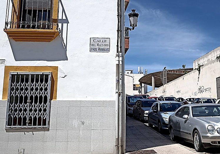 Parte superior de la calle Maestro Ángel Rodríguez, que da a la calle Piedad, junto al Aparcamiento de Obispo Galarza.