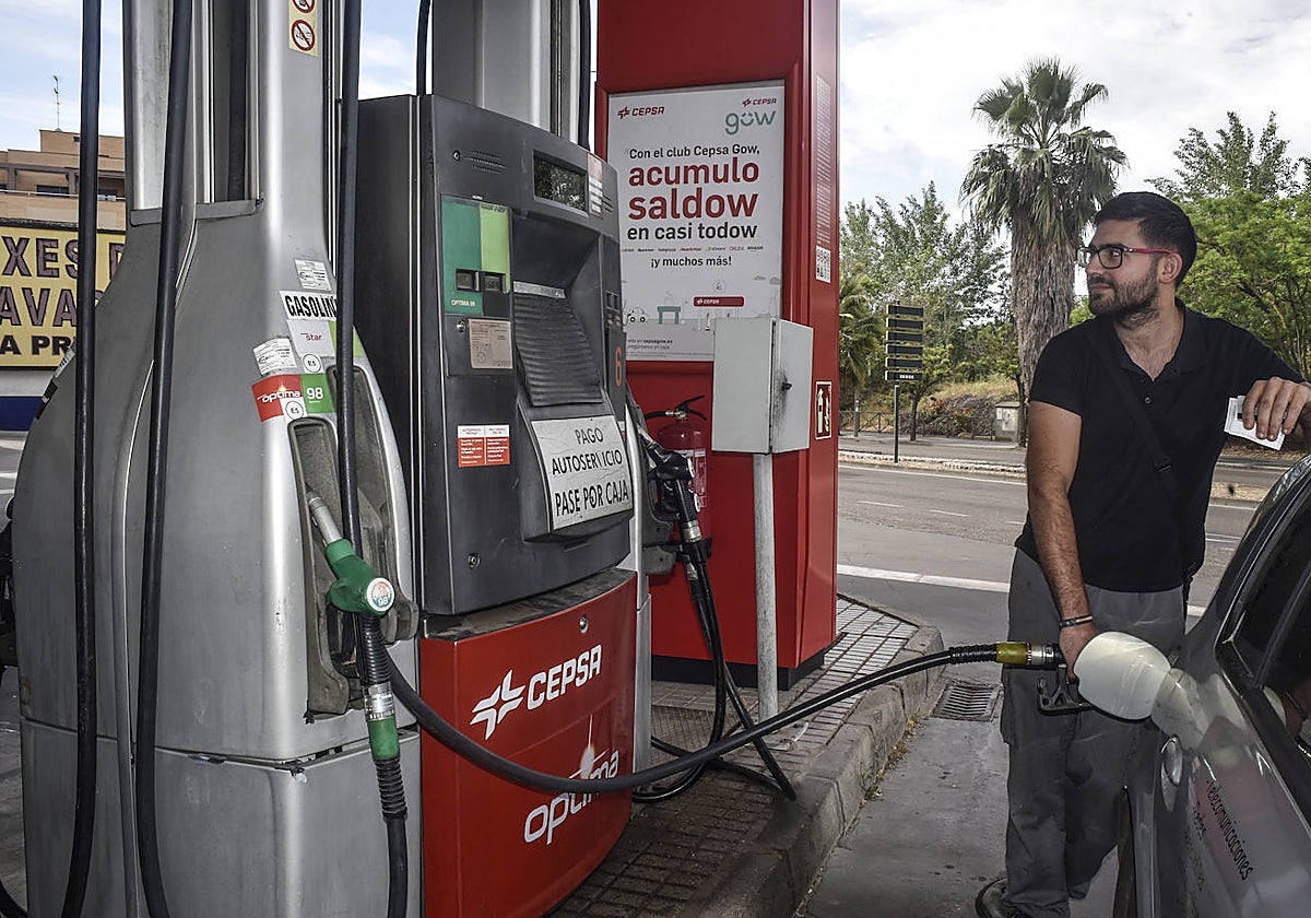 El puente arranca con el depósito 12 euros más barato que hace un año