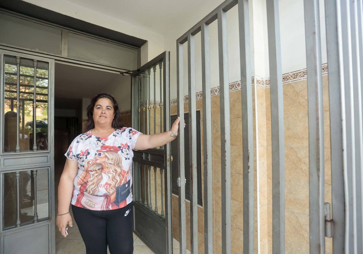 Nagore Herguijuela abriendo el portal de su casa, en el barrio cacereño de Aldea Moret.