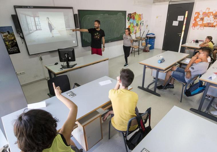 Un profesor utiliza una pizarra digital en un centro educativo de la región.