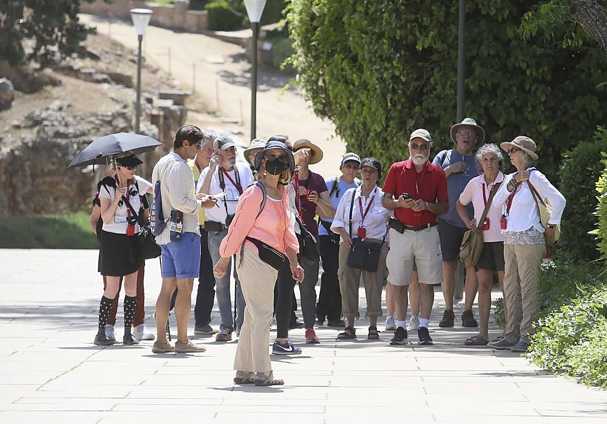 Turistas parados a la sombra en Mérida.