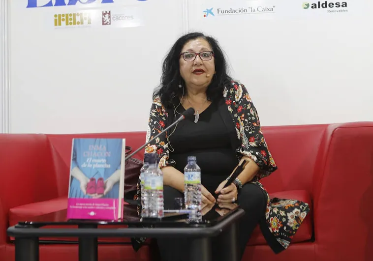 Inma Chacón presentó ayer en Cáceres su novela familiar 'El cuarto de la plancha'.